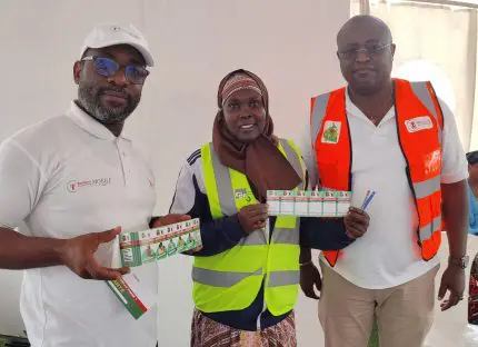 mobile-care-–-acte-vii-:-boissons-du-cameroun-offre-200-cheques-sante-a-des-femmes-enceintes