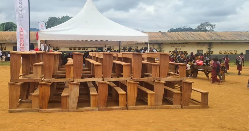 Excellence Scolaire 2023 : Boissons du Cameroun poursuit son engagement sociétal dans les arrondissements d'OKOLA et de Mbankomo où plus de 300 kits scolaires et tables bancs ont été offerts.