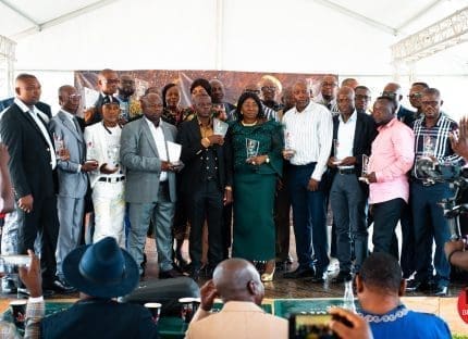 bracongo-honore-ses-employes-lors-de-la-ceremonie-de-cadeaux-d’anciennete