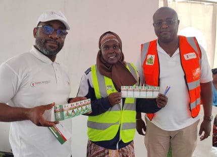 mobile-care-–-acte-vii-:-boissons-du-cameroun-offre-200-cheques-sante-a-des-femmes-enceintes