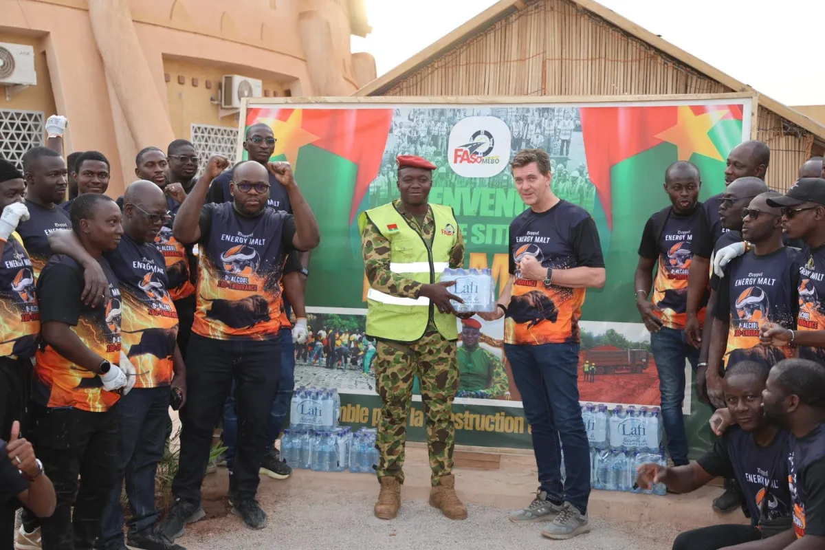 l’equipe-de-la-direction-commerciale-et-marketing-de-brakina-a-faso-mebo-pour-la-confection-de-paves